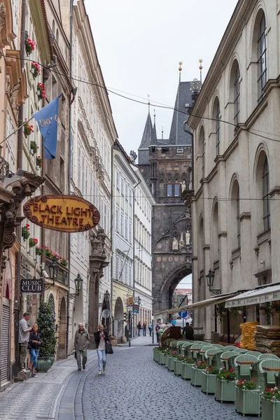 Karlova gatan i Prag Stockfoto