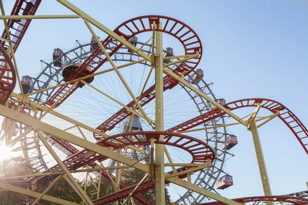 Dönme dolap ve roller coaster — Stok fotoğraf