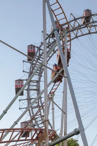 Dönme dolap ve roller coaster — Stok fotoğraf