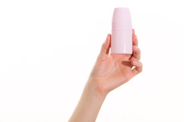 Kız elinde bir top deodorant paketi tutuyor. Beyaz arkaplanda resim yalıtımı