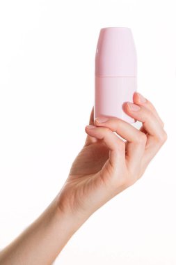 Kız elinde bir top deodorant paketi tutuyor. Beyaz arkaplanda resim yalıtımı