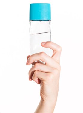 Kız elinde parfüm tutuyor. Beyaz arkaplanda resim