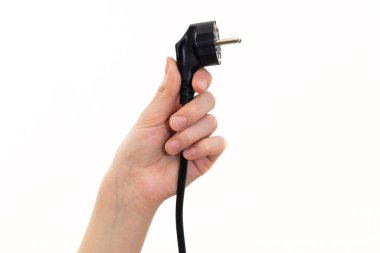 Konsept kızı elinde bir elektrik kablosu tutuyor. Beyaz arkaplanda resim