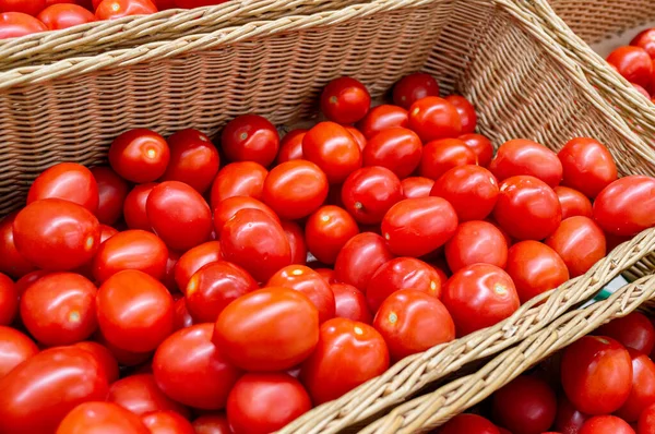Rijpe Tomaten Liggen Winkel Een Voorgrond Beeld — Stockfoto