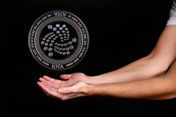 Elementen Van Iota Cryptogeld Vallen Hand Foto Een Zwarte Achtergrond — Stockfoto
