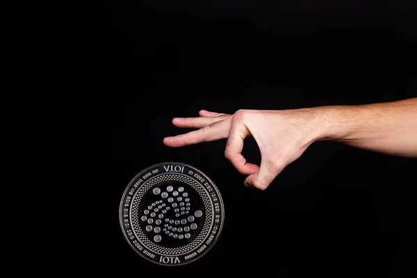 Elementen Van Iota Cryptogeld Vallen Hand Foto Een Zwarte Achtergrond — Stockfoto