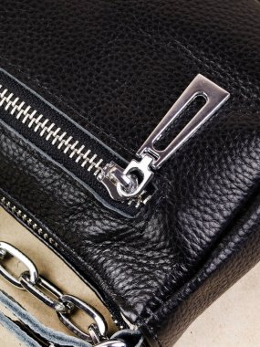 Deri ürünlerdeki elementler: Kemerler, bağlayıcılar, fermuarlar. Işık arkaplanındaki resmi kapat