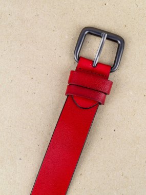 Renkli kemer masanın üstünde. Düz resim