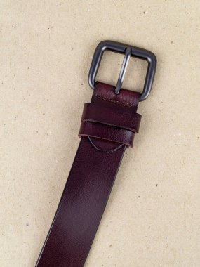 Renkli kemer masanın üstünde. Düz resim