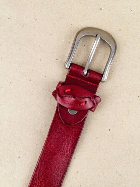 Renkli kemer masanın üstünde. Düz resim