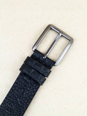 Renkli kemer masanın üstünde. Düz resim