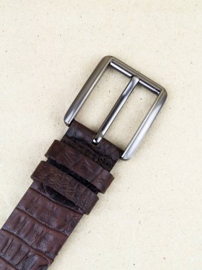 Renkli kemer masanın üstünde. Düz resim