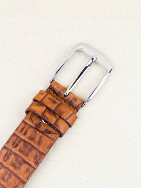 Renkli kemer masanın üstünde. Düz resim