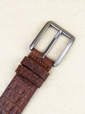 Renkli kemer masanın üstünde. Düz resim