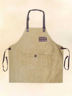 Kumaş desenli önlük ve açık arkaplanda deri elementler. Açılmış bir önlüğün fotoğrafı