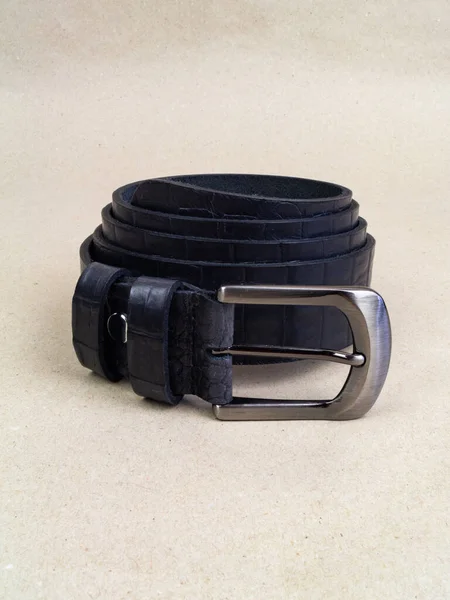 Cinturón Cuero Con Broche Encuentra Perfectamente Sobre Mesa Papel Ligero — Foto de Stock