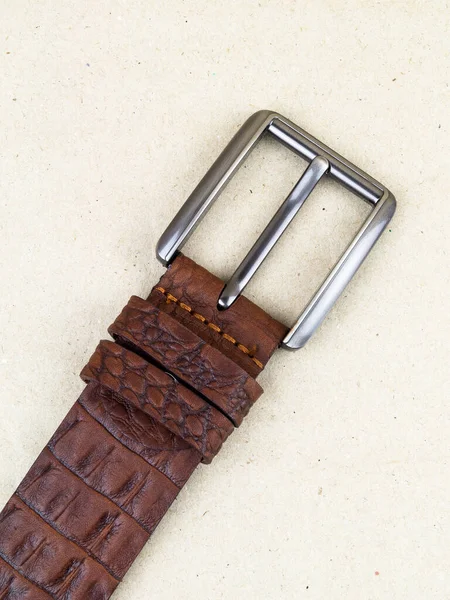 Renkli kemer masanın üstünde. Düz resim