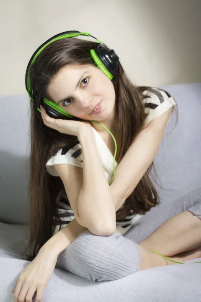 Woman listening to music — Stock Photo, Image