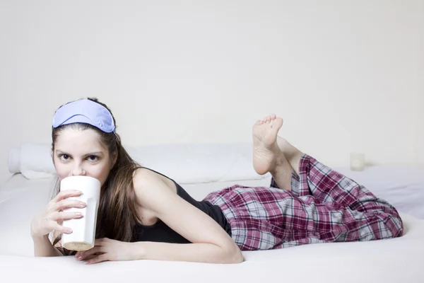 Frau im Bett — Stockfoto