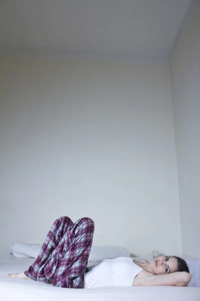 büyük odada küçük kadın