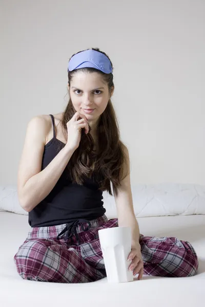 Frau im Bett lizenzfreie Stockfotos