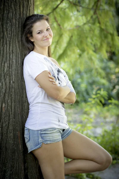 Mulher na floresta — Fotografia de Stock