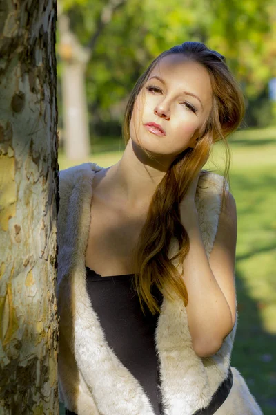 Vrouw in park — Stockfoto