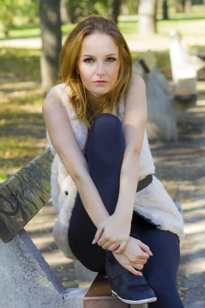 Vrouw in park — Stockfoto