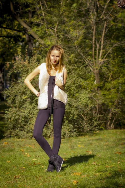 Mujer en el parque — Foto de Stock