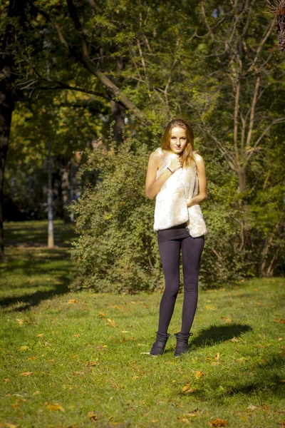 Mujer en el parque — Foto de Stock