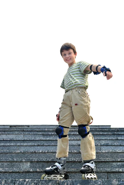 O menino com lâminas de rolo fica nas escadas — Fotografia de Stock