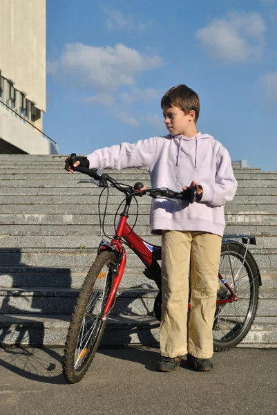 The boy and his red bicycle — Stock Photo, Image