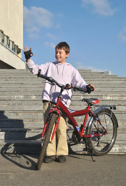 O menino com sua bicicleta vermelha — Fotografia de Stock