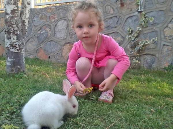 Sarışın kız ve beyaz tavşan. — Stok fotoğraf