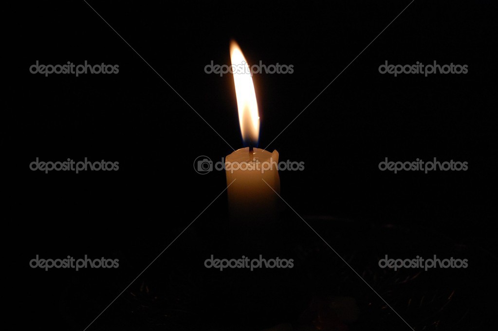 una sola vela ardiendo en el cuarto oscuro — Fotos de Stock © mg1408 ... una sola vela ardiendo en el cuarto oscuro — Fotos de Stock © mg1408 ...