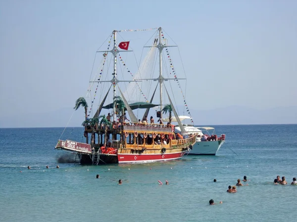 Les eaux bleues du bateau d'excursion . — Photo