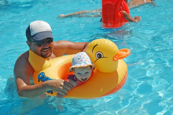 Baby anka simma i poolen med en båt. — Stockfoto