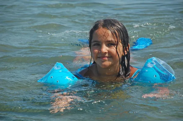Портрет улыбающейся девушки в море . — стоковое фото