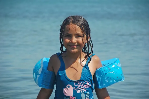 Porträt eines lächelnden Mädchens im Meer. — Stockfoto