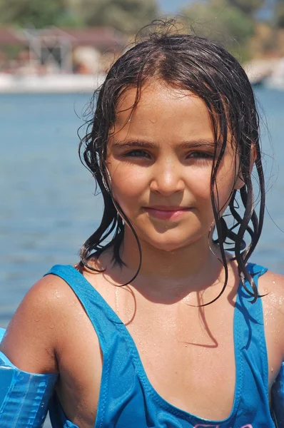 Porträtt av leende flicka i havet. — Stockfoto