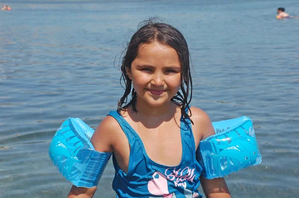 Porträt eines lächelnden Mädchens im Meer. — Stockfoto