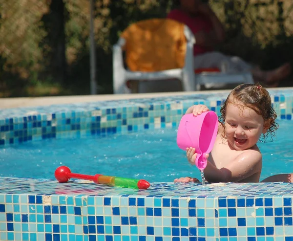 A lány gyermek a medence oldalán. — Stock Fotó