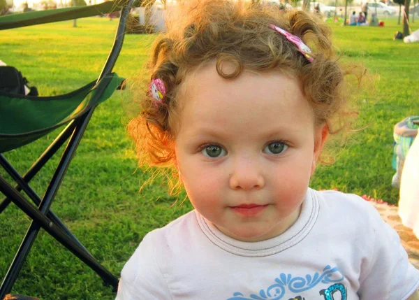 Retrato de niña rubia alegre . —  Fotos de Stock