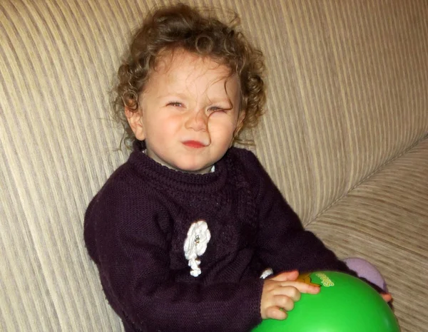 Retrato de menina loira alegre criança . — Fotografia de Stock