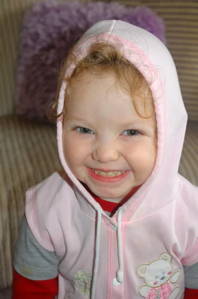 Retrato de niña rubia alegre . —  Fotos de Stock