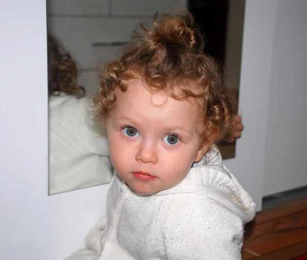 Portrait de gaie fille blonde enfant . — Photo