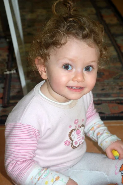 Retrato de menina loira alegre criança . — Fotografia de Stock