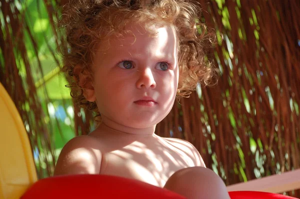 Portret van vrolijke blond meisje kind. — Stockfoto