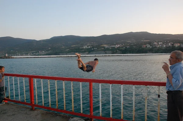 Mannen som hoppade i havet. Sinop - Turkiet — Stockfoto