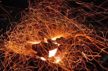 kömür ateşi karanlık gece fotoğrafı,